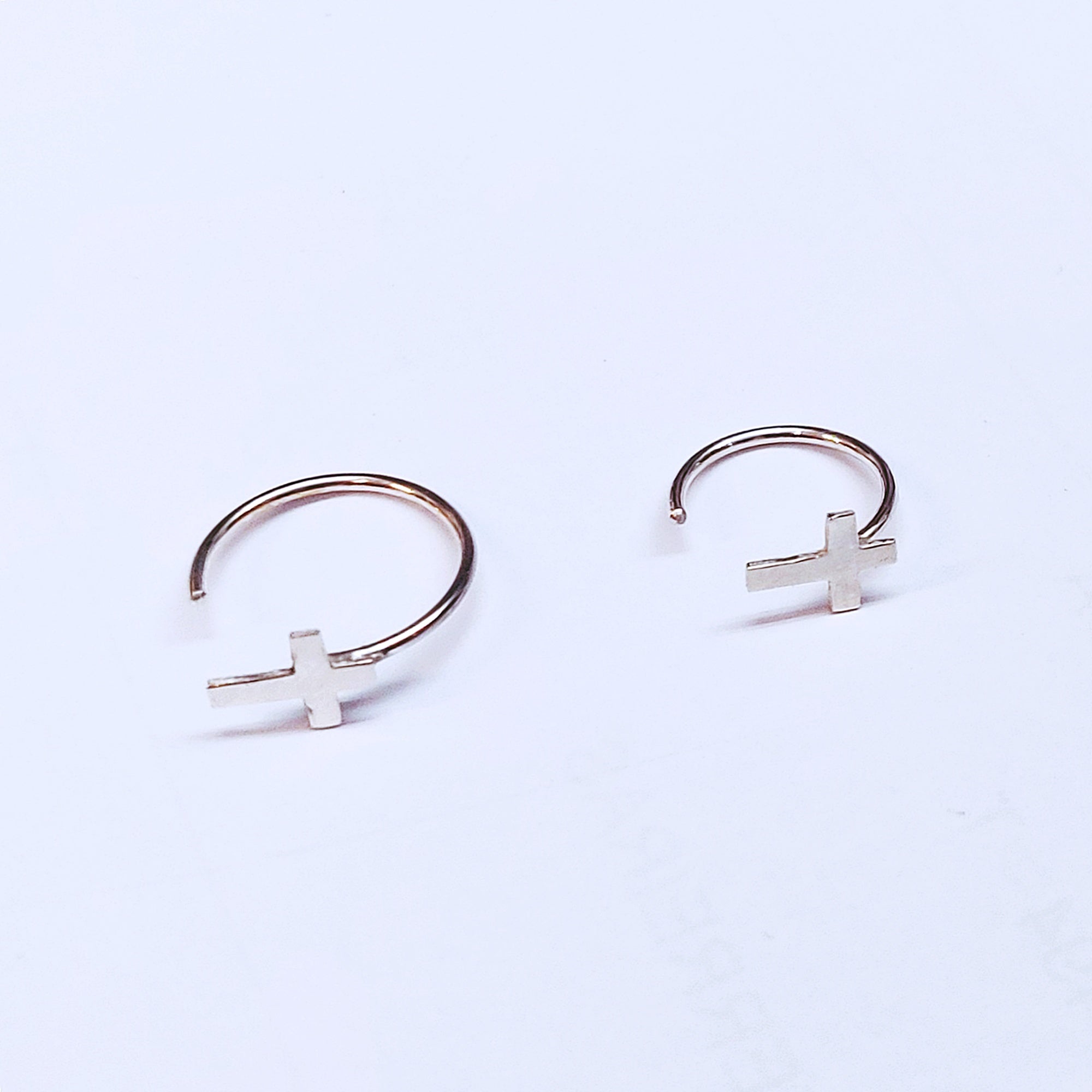 TINY HOOP EARRINGS CROSS