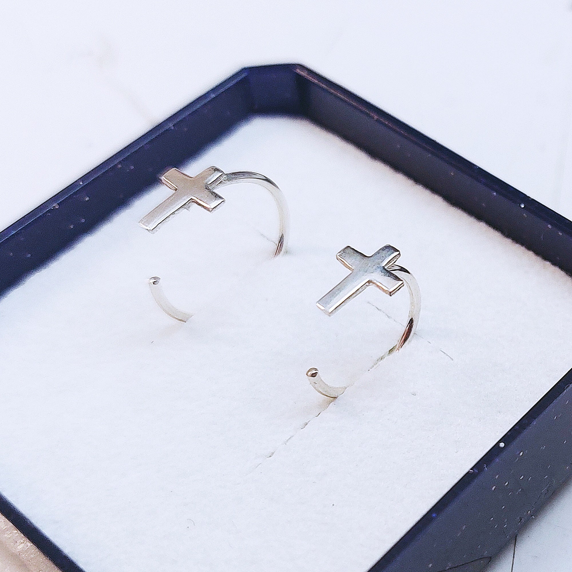 TINY HOOP EARRINGS CROSS